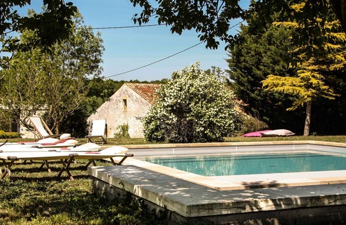 Saint-Coutant-le-Grand Cottage | Gîte "Ile d'Aix" with shared 7x7m swimming pool, 20 minutes from the beach