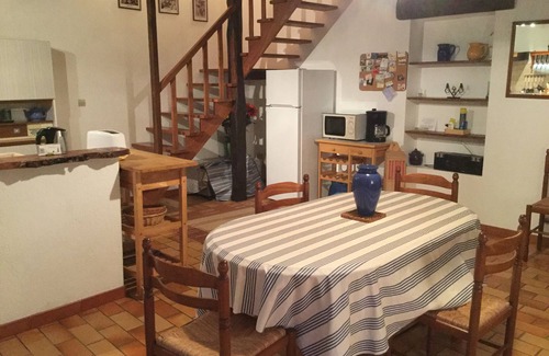 Saint-Fort-sur-Gironde Cottage | Gite in Quiet Hilltop Hamlet - An Area Of Vineyards With Stunning Views