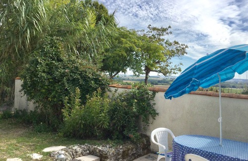 Saint-Fort-sur-Gironde Cottage | Gite in Quiet Hilltop Hamlet - An Area Of Vineyards With Stunning Views