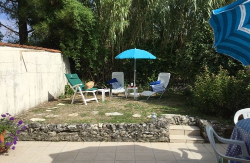 Saint-Fort-sur-Gironde Cottage | Gite in Quiet Hilltop Hamlet - An Area Of Vineyards With Stunning Views