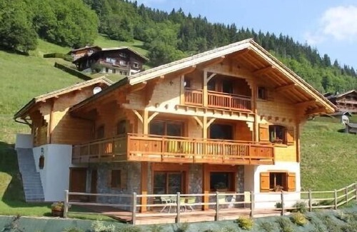 Le Grand-Bornand Ski Chalet | Gite in Savoyard chalet overlooking the chain of Aravis. wifi