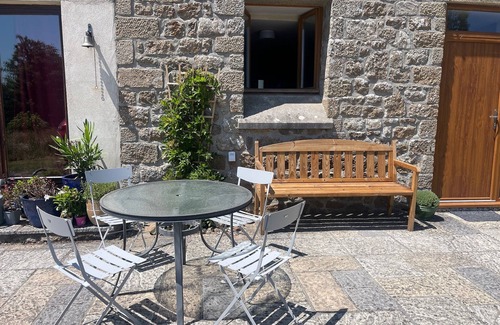 Perriers-en-Beauficel Cottage | Gîte in the Normandy countryside overlooking the valley