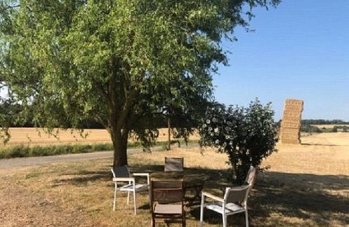 Ponce sur Le Loir House | Gîte in the countryside, views over fields and forest, spacious and serene, peace and quiet guaranteed.