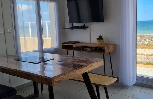 Cotentin Peninsula Cottage | Gite la mer, les pieds dans l'eau for 4 people