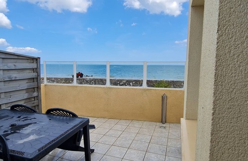 Cotentin Peninsula Cottage | Gite la mer, les pieds dans l'eau for 4 people