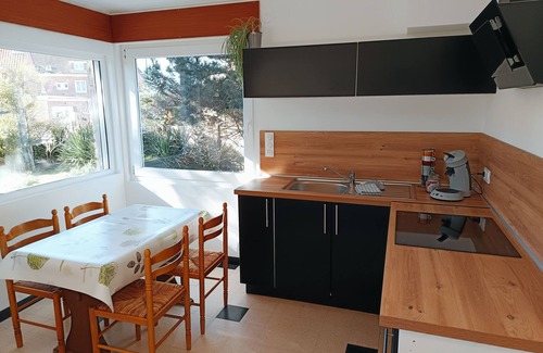 Petit-Fort-Philippe House | Gîte labellisé chez "Mamoune" is located right next to the beach by the footpath.