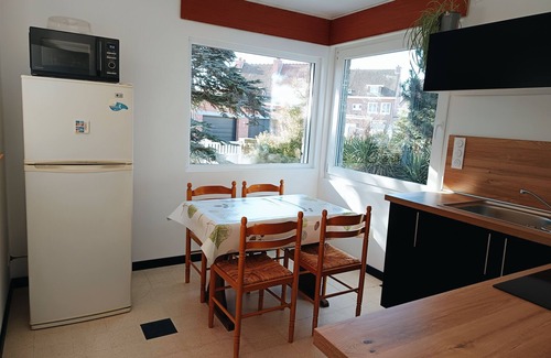Petit-Fort-Philippe House | Gîte labellisé chez "Mamoune" is located right next to the beach by the footpath.