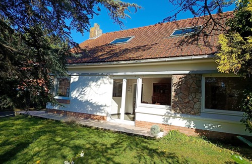 Petit-Fort-Philippe House | Gîte labellisé chez "Mamoune" is located right next to the beach by the footpath.