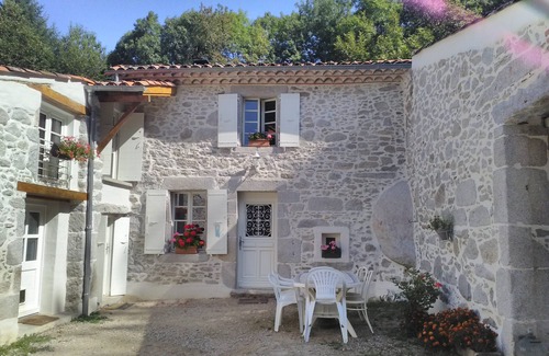 Saint-Salvy-de-la-Balme Villa | Gîte le Coumis with large park 6 persons animals accepted