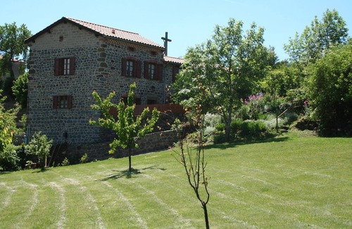 Chanteuges House | Gîte le Pigeonnier des Lilas in the Allier gorges