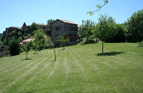 Chanteuges House | Gîte le Pigeonnier des Lilas in the Allier gorges