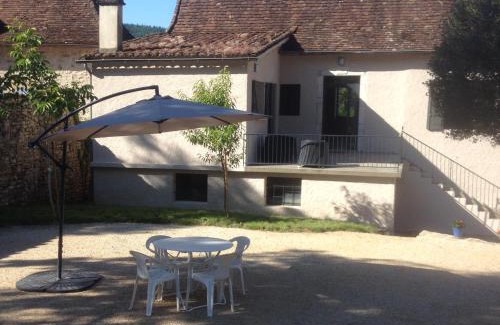 Tour-de-Faure House | Gite le Roucayral , vue imprenable sur St Cirq Lapopie, deux chambres climatisées