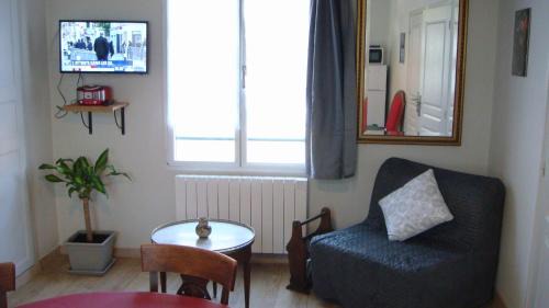 Montreuil-le-Henri Apartment | gite montreuil le henri 2 pers