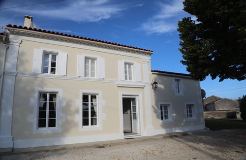 Migron Cottage | Gite near Matha & Cognac, Private Half Sunken Heated Pool, Enclosed Garden.