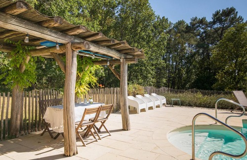 Issac House | Gîte on estate with shared pool