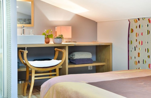 Bourg-sur-Gironde House | Gite property for 4 people with heated swimming pool and garden