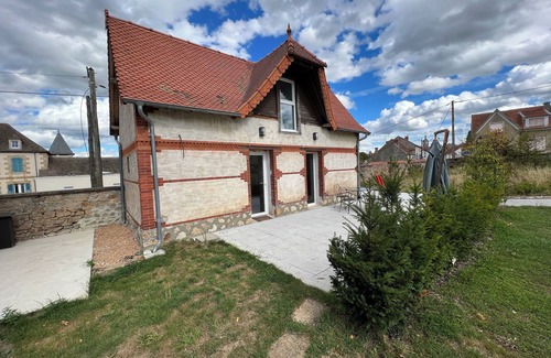 Montmarault House | Gite Rouge in the Château Camus estate
