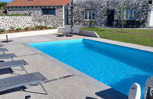 Saint-Etienne-de-Carlat Cottage | Gite Saint-Étienne-de-Carlat, 4 bedrooms, 9 persons