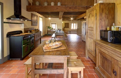 Saint-Just-la-Pendue Cottage | Gite St-Just-la-Pendue, 4 bedrooms, 8 persons