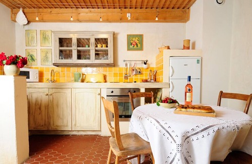 Maubec Apartment | Gîte Tilleul - in the Provencal farmhouse of Domaine Faverot