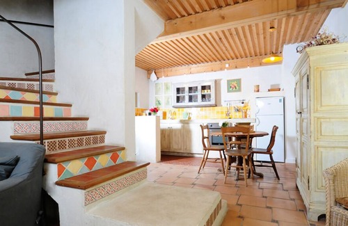 Maubec Apartment | Gîte Tilleul - in the Provencal farmhouse of Domaine Faverot