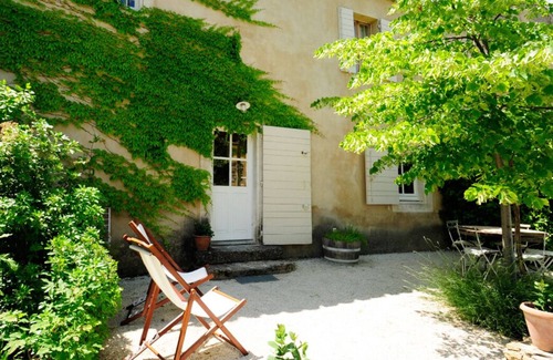 Maubec Apartment | Gîte Tilleul - in the Provencal farmhouse of Domaine Faverot