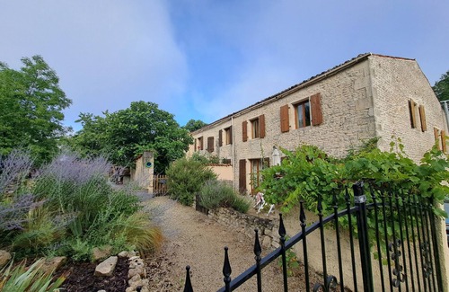 Saint-Pierre-de-Juillers Cottage | Gite Vierge