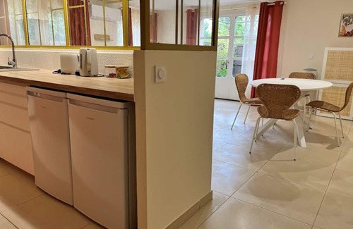 Pernes-les-Fontaines Apartment | Gite with private pool 1000m2 park in the Provencal countryside for family or friends