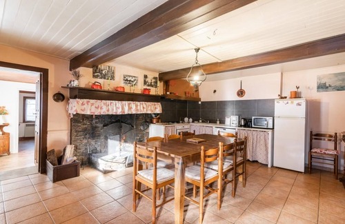 Thebe House | Gîte with great views of the mountains - enclosed garden - not overlooked -