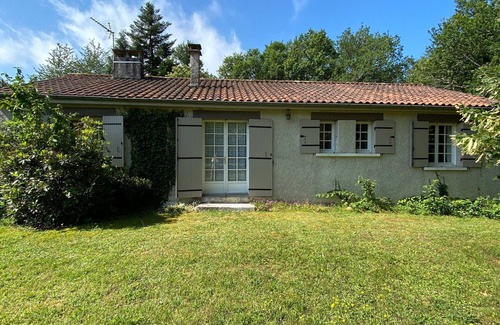 Chalais House | Gîte with ponds in green Perigord