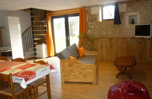 Saint-Andre-de-Lidon Apartment | Gîtes any comfort. spa access, wifi, air conditioning, all renovated