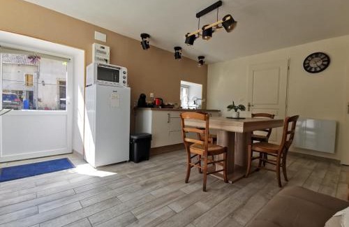 Mouilleron House | Gites les écuries Saserang