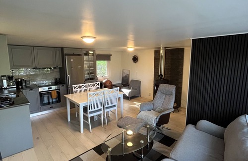 Orebro County Cottage | Gläntan. Mysigt Nyrenoverat Boende med Idealisk Skog och Stadsläge!