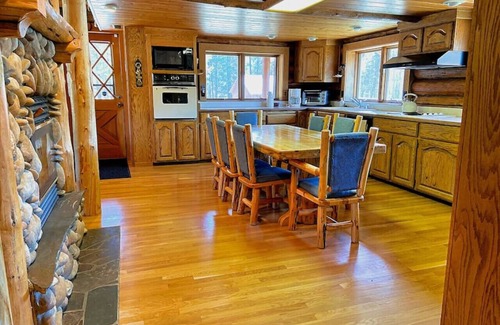 Coram Cabin | Glacier Ranch ~Minutes from Glacier National Park