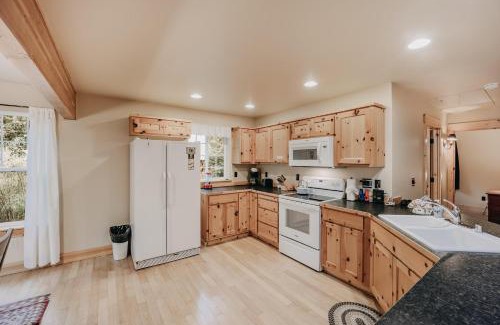 Warnick House | Glacier Springs Cabin 95 - Hot Tub - Wifi