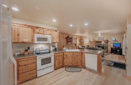 Warnick House | Glacier Springs Cabin 95 - Hot Tub - Wifi