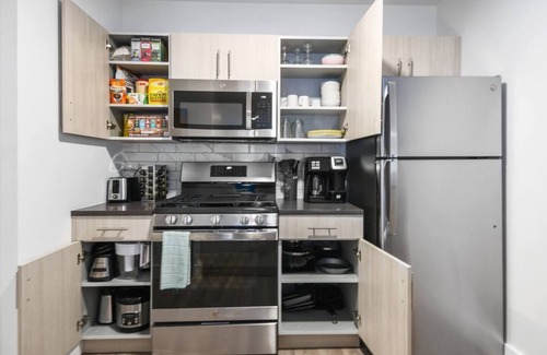 Orange Hotel | Glam! | 2BR apt | Free Parking