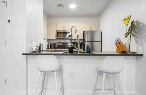 Orange Hotel | Glam! | 2BR apt | Free Parking
