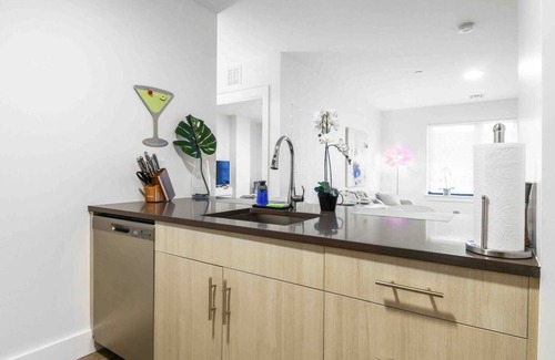 Orange Hotel | Glam! | 2BR apt | Free Parking