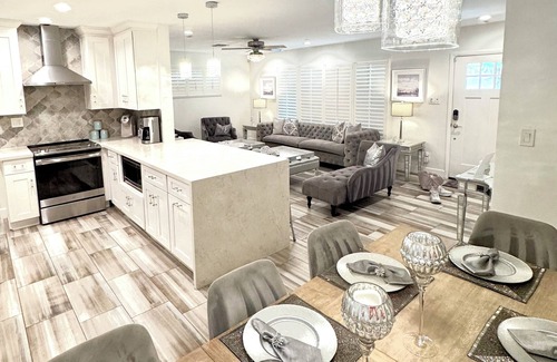 Juanita Y Olmo Frontier Place House | GLAM RESORT STYLE LUXURY IN OLD TOWN SCOTTSDALE. DUAL PRIMARY BDRMS. HEATED POOL