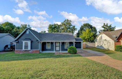 Ellendale House | Glamorous 3BR 2BA house w/large fenced backyard