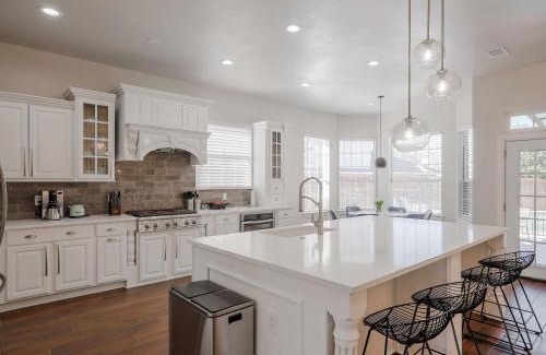 McKinney House | Glamorous Mansion w Private Pool and Cinema Room