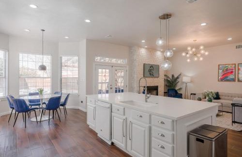 McKinney House | Glamorous Mansion w Private Pool and Cinema Room