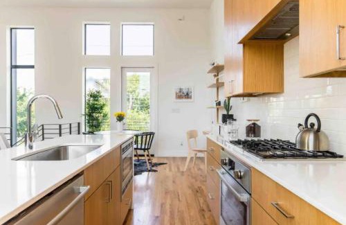Knox - Henderson House | Glamorous Perfectly Located Luxury 2 Bed Townhome