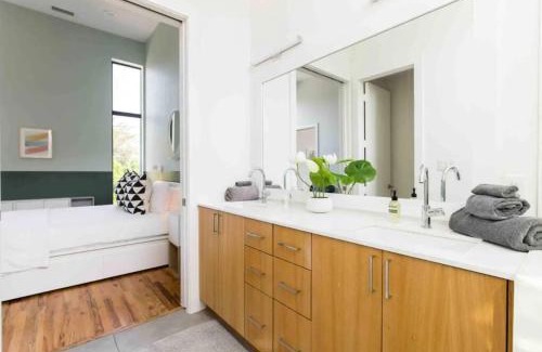 Knox - Henderson House | Glamorous Perfectly Located Luxury 2 Bed Townhome