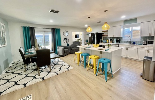Walsingham House | GLAMOROUS UPDATED HEATED POOL HOME 5 MILES TO THE BEACH! PET FRIENDLY