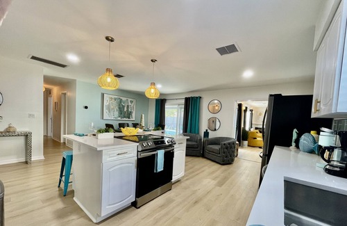 Walsingham House | GLAMOROUS UPDATED HEATED POOL HOME 5 MILES TO THE BEACH! PET FRIENDLY