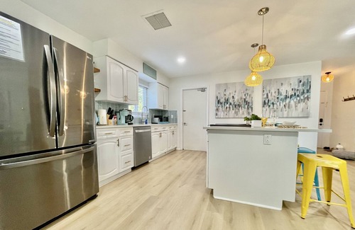 Walsingham House | GLAMOROUS UPDATED HEATED POOL HOME 5 MILES TO THE BEACH! PET FRIENDLY