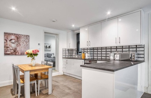 Southfields Apartment | Glamourised 1 Bed Apt with Private Garden