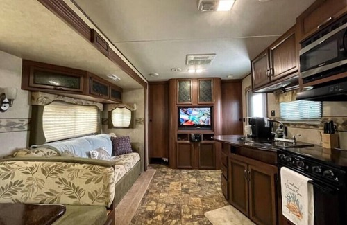 Hitchcock House | Glamping! Clean, Wi-Fi, A/C, SmartTV, water-view